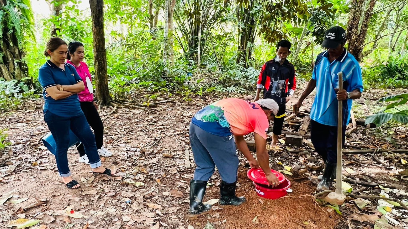 กองสาธารณสุขและสิ่งแวดล้อมองค์การบริหารส่วนตำบลป่าแก่บ่อหินและประธานสภาฯ ลงพื้นที่ จัดทำถังขยะเปียก ลดโลกร้อน ณ ม.3 บ้านทุ่งดินลุ่ม EP2